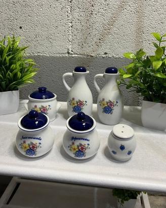 Set oggetti da cucina con salino, porta spezie ecc