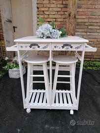 Tavolino con sgabelli salva spazio in stile Shabby