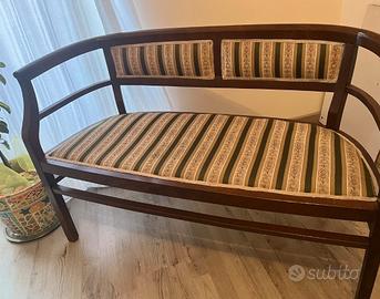 Divanetto 2 posti finemente restaurato Liberty