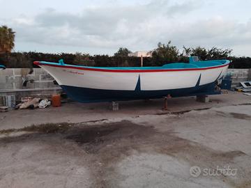 Vendo barca a motore con licenza da pesca