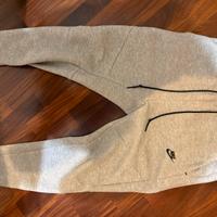 Pantaloni nike tech