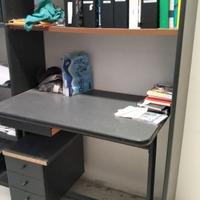 Scrivania con libreria