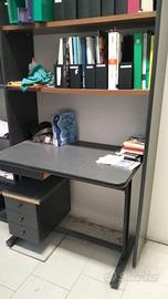 Scrivania con libreria
