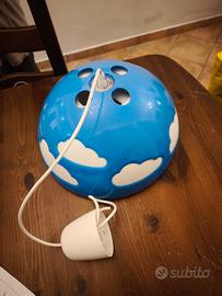 lampadario azzurro con nuvole