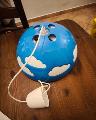 lampadario azzurro con nuvole