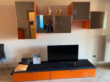 Mobile TV tavolo sedie e tavolino