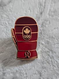 spilla pin guanto Canada Lululemon olimpiadi