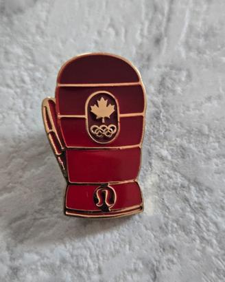 spilla pin guanto Canada Lululemon olimpiadi
