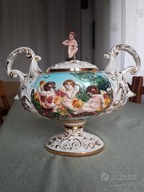 Bel centrotavola con marchio Capodimonte 