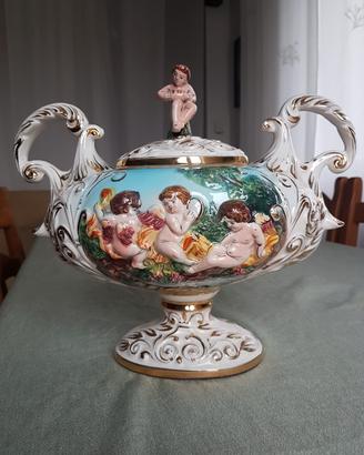 Bel centrotavola con marchio Capodimonte 