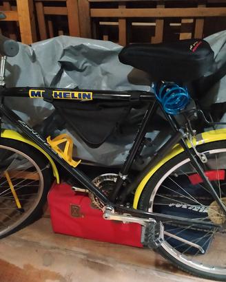  bici  con molti ricambi nuovi  imballati