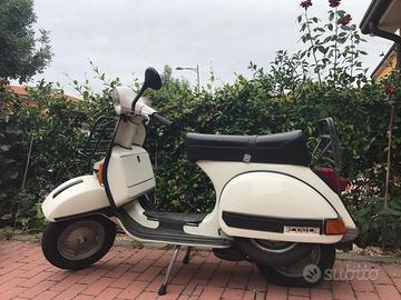 Vespa Piaggio P125X  di colore bianco