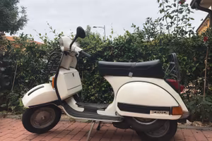 Vespa Piaggio P125X  di colore bianco