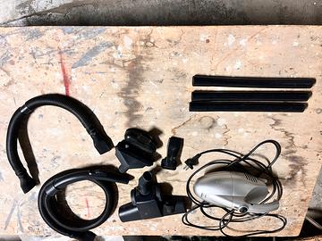 Piccolo aspirapolvere con accessori