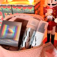 Pochette con profumo e prodotti capelli