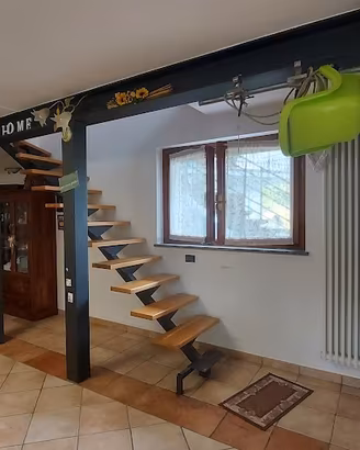 Scala interna in ferro e legno con ringhiera