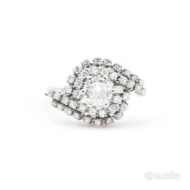 Anello in oro bianco con diamante centrale ct 0,40