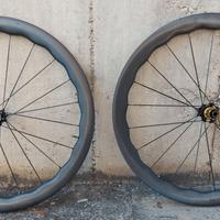 RUOTE CORSA CON RAGGI IN CARBONIO PROFILO ONDULATO