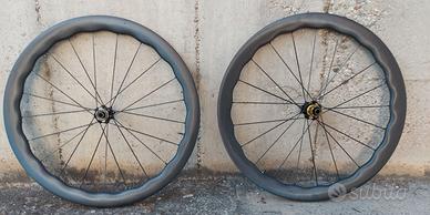 RUOTE CORSA CON RAGGI IN CARBONIO PROFILO ONDULATO