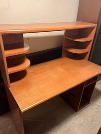 scrivania e due lampade