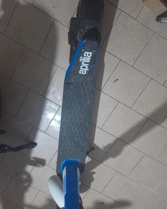 Monopattino elettrico adulto Aprilia Tuareg 