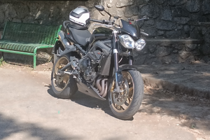 Triumph Street Triple 675R fari triangolari