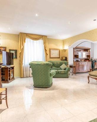 Appartamento di 152 m² con 4 locali e box auto a R