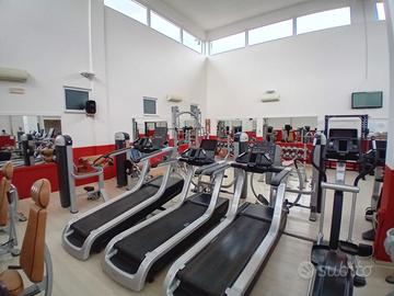 Attrezzi Isotonici e cardio più arredo spogliatoi