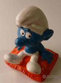 puffo con cuscino rosso 