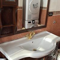 Mobile bagno in legno con lavabo