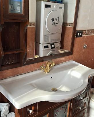 Mobile bagno in legno con lavabo