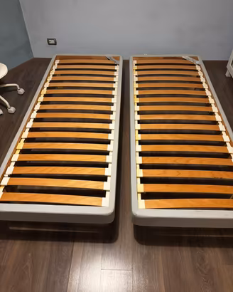 Coppia di strutture letto con doghe