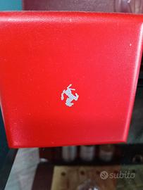 cofanetto ferrari. con 2 spille. quella gialla e u