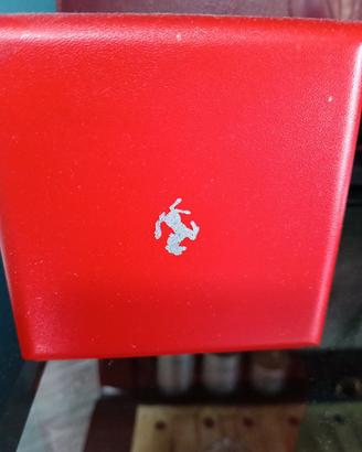 cofanetto ferrari. con 2 spille. quella gialla e u