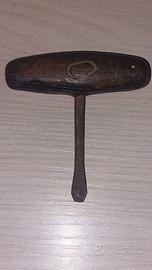 Antico cacciavite manico legno