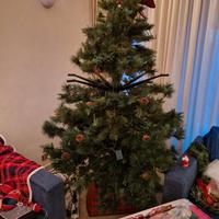 albero di natale con  palle e serie 2 serie di luc