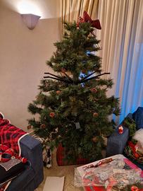 albero di natale con  palle e serie 2 serie di luc