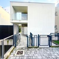 NUOVA MODERNA VILLA IN CONTESTO MODERNO