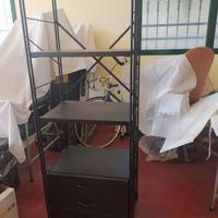 Mobile con ripiani e cassetti