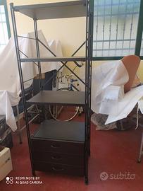 Mobile con ripiani e cassetti