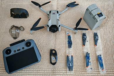 DJI Mini 4 Pro Fly More Combo RC" Gl pari al nuovo
