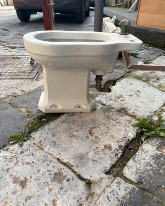 bidet, cassetta dellacqua antica e lavello