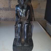 statua faraone egizio seduto con copricapo nemes