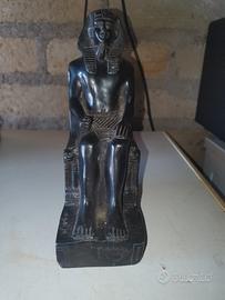 statua faraone egizio seduto con copricapo nemes
