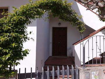 Bilocale con giardino al mare