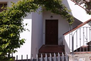 Bilocale con giardino al mare