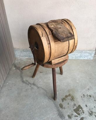 Antica burriera in legno