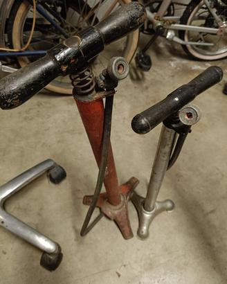 Lotto oggettistica vintage pompe bici valigette