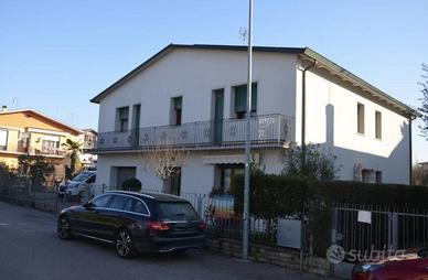 Appartamento di 273 m² con più di 5 locali e box a