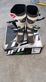 stivali ufo e pettorina 